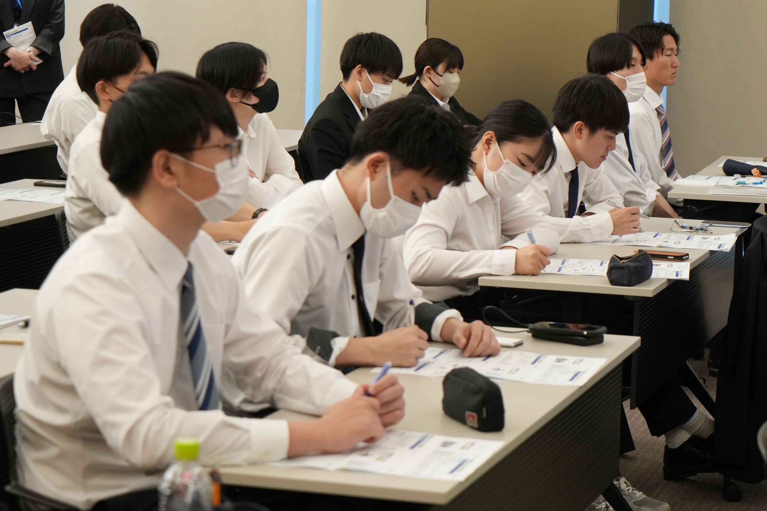 真剣な様子でメモを取る学生